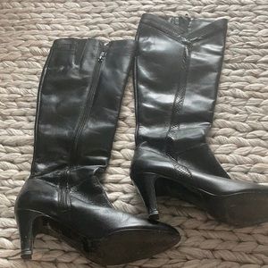 Leather boots with a heel , black , size 37